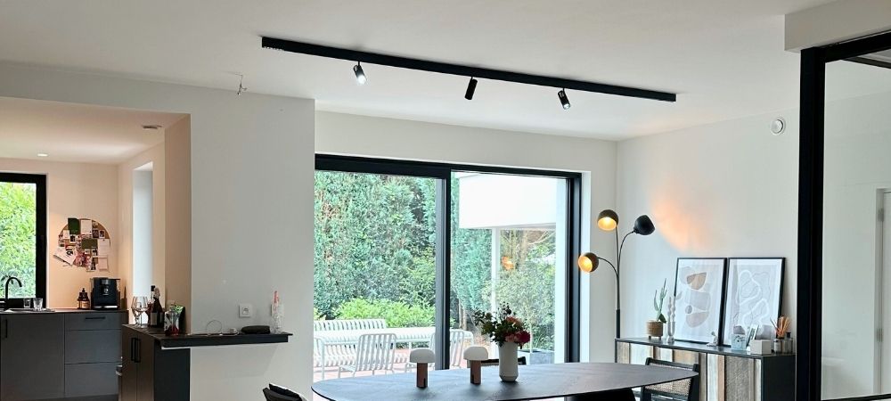 Magnetische railverlichting van Qub boven een eettafel.