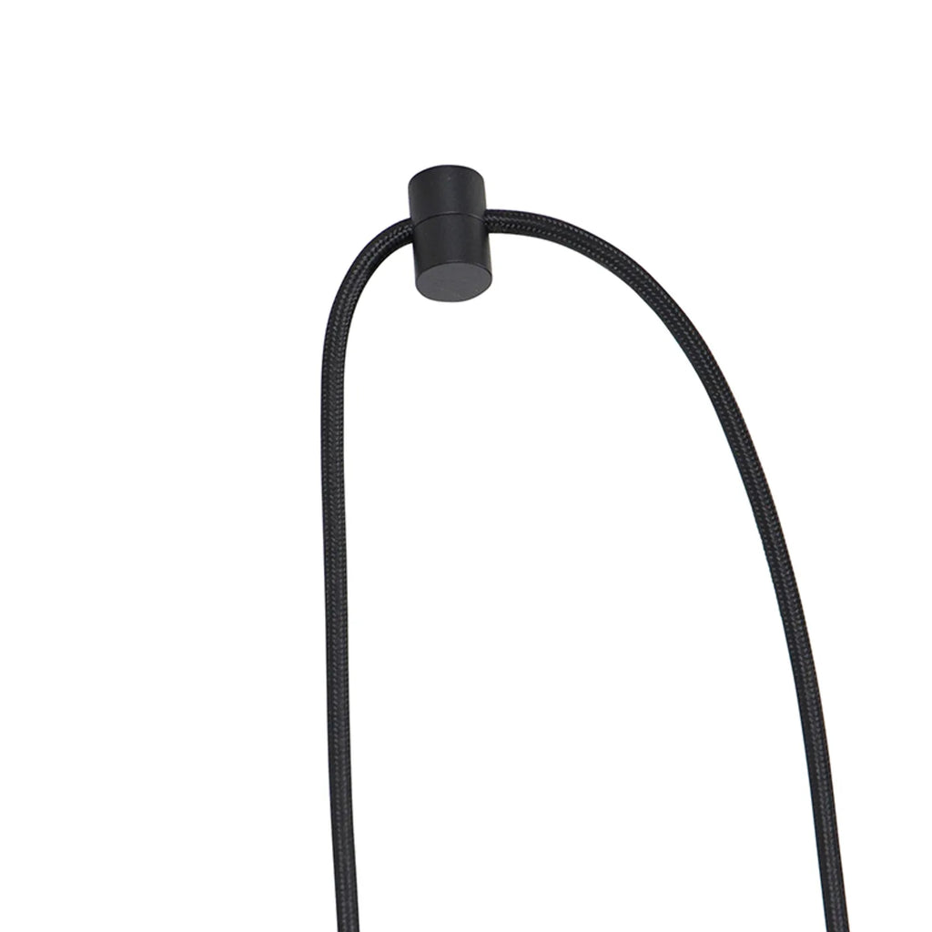 Zwarte hanglamp adapter met zwart snoer en zwarte plafondkap