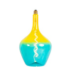 Hanglamp met amber bovenkant en teal glazen kap, zichtbare gloeiende gloeidraad.