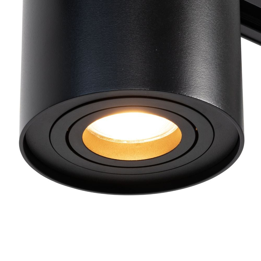 Zwarte spot met ronde lensring en warm licht, inbouwarmatuur op rail