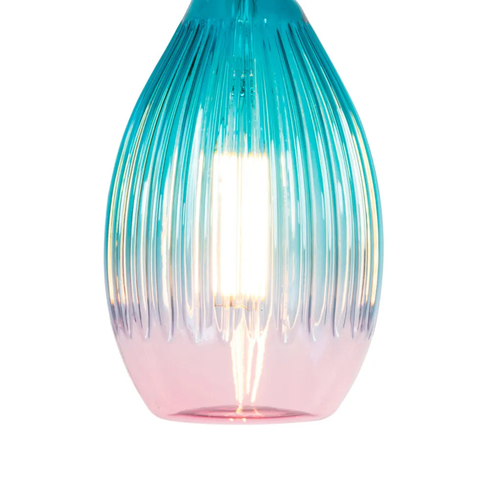 Turquoise glazen hanglamp met druppelvorm en lichtgloed door de lampenkap