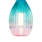 Turquoise glazen hanglamp met druppelvorm en lichtgloed door de lampenkap
