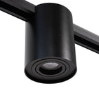 Zwarte GU10 railspot met ingebouwde lens en ronde afdekplaat, op rail