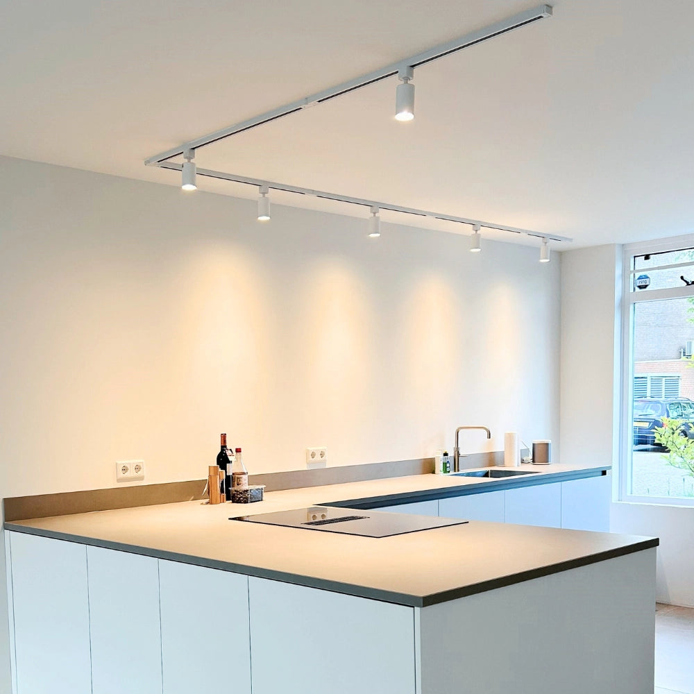 Witte plafondrail met meerdere GU10 spots in keuken, gericht licht boven werkblad