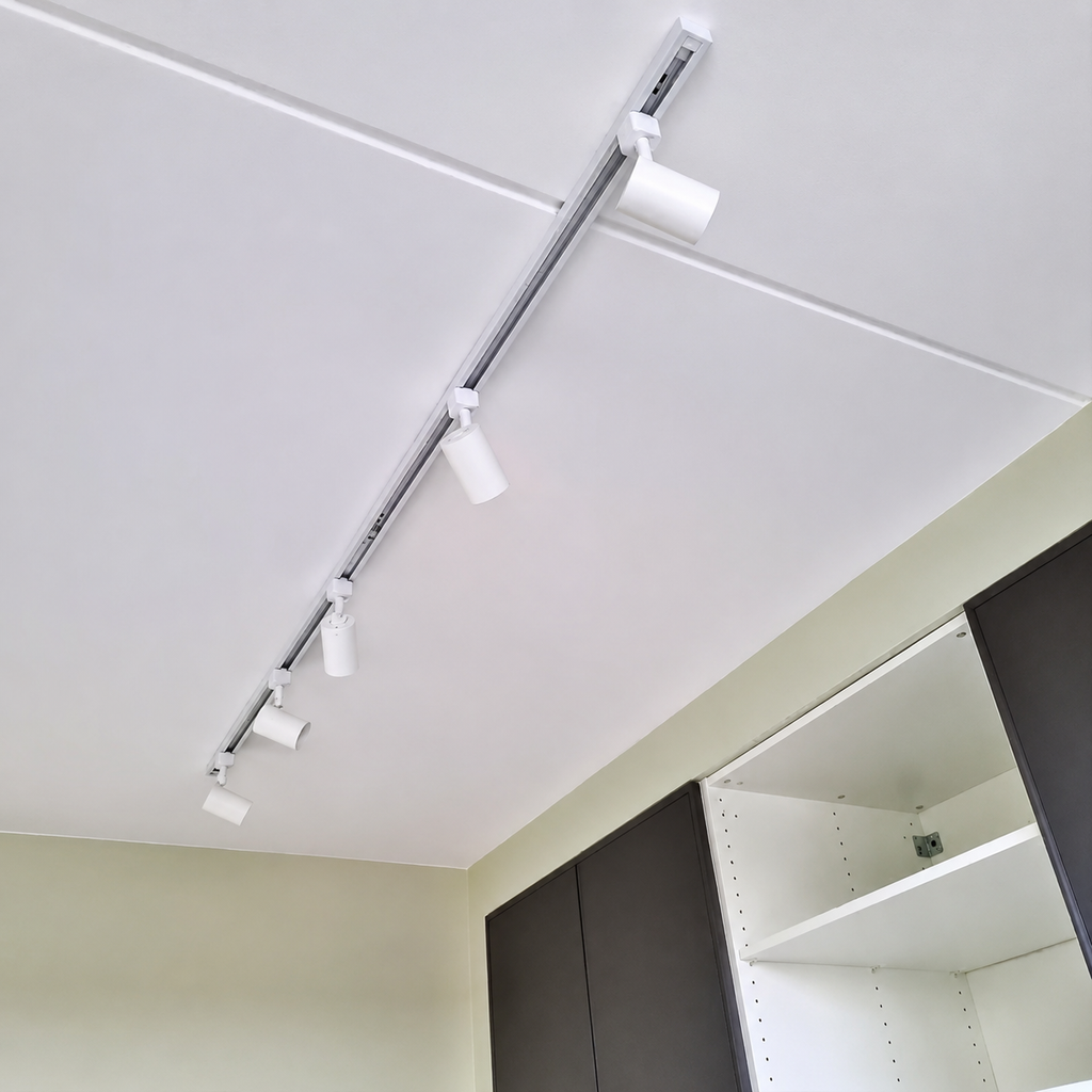 Witte railverlichting met meerdere GU10 spots op het plafond