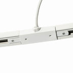 Witte railmiddenvoeding met aansluitmodule en kabelbevestiging op railprofiel