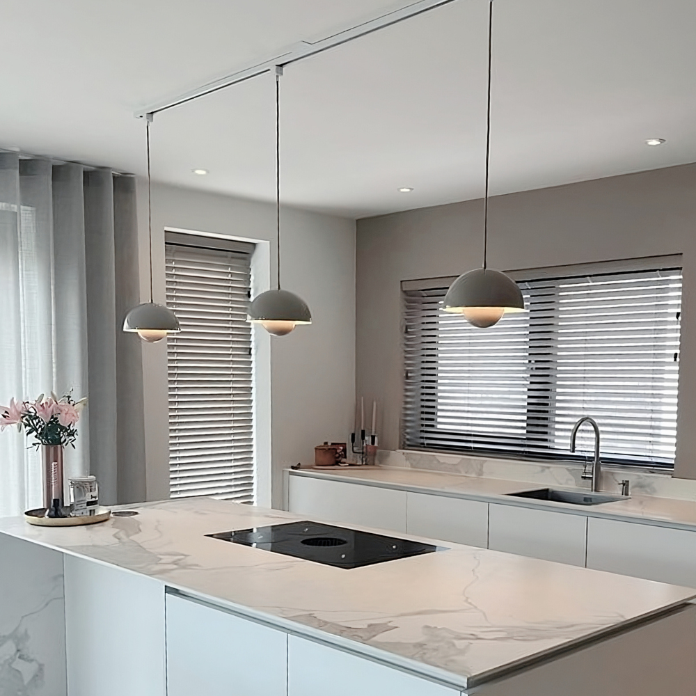 Witte 1-fase hanglampadapter in plafondverlichting met drie hanglampen