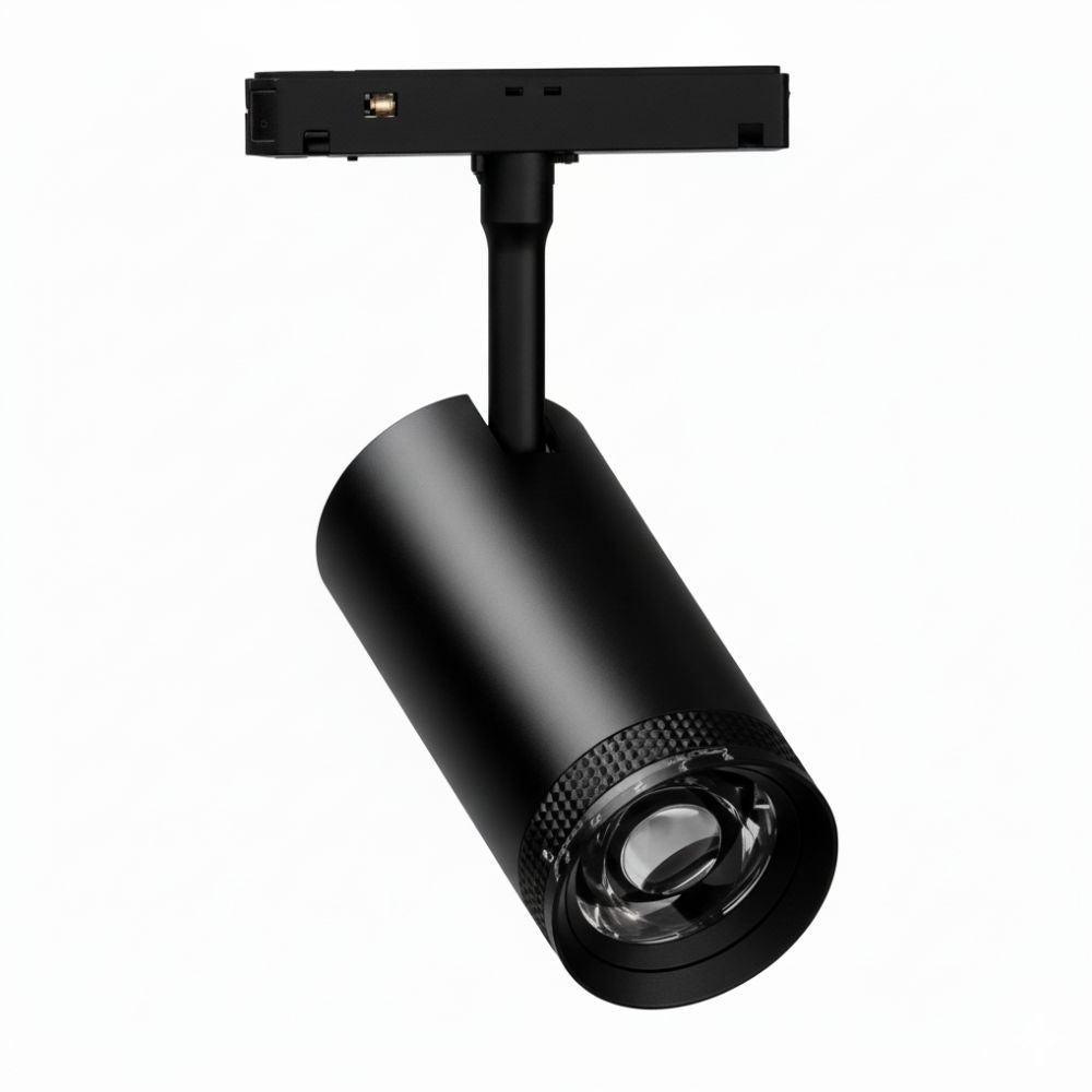 Zwarte railspot met brede lichtkoker en ronde lens in spotkop.