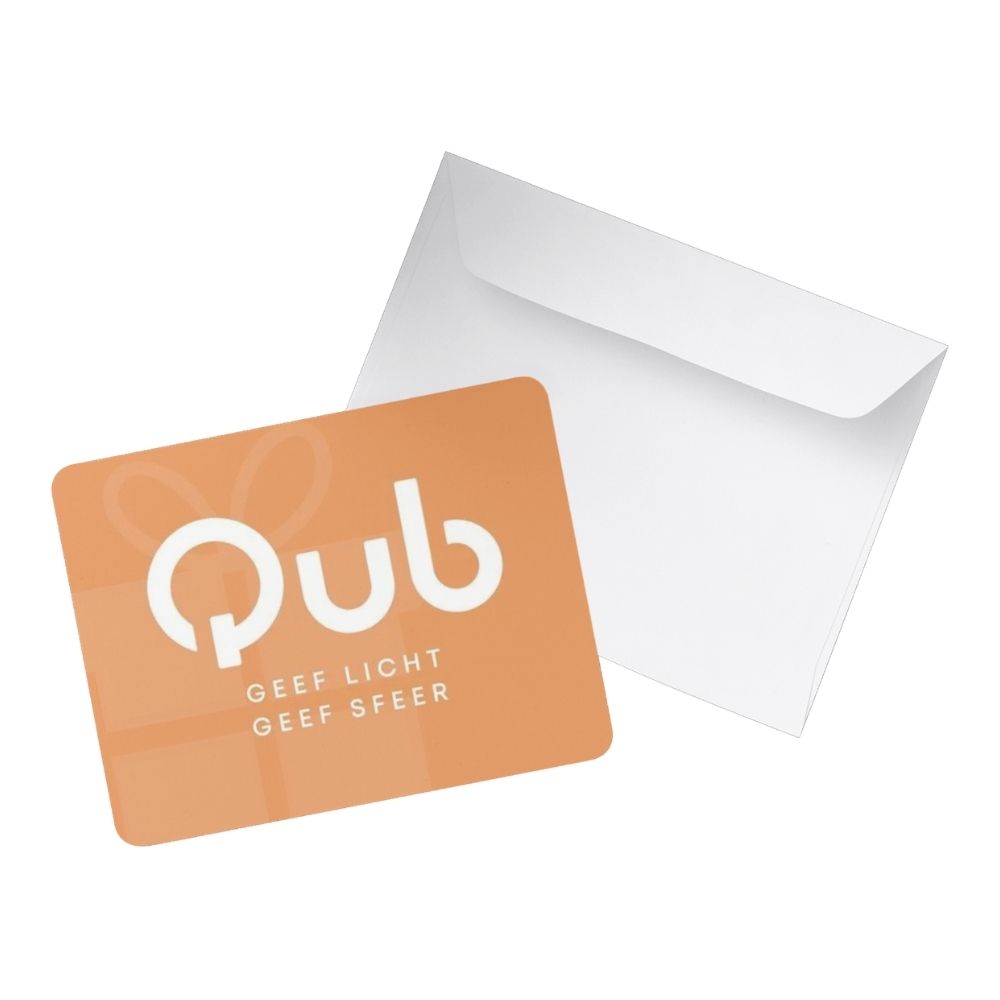 Een envelop en een cadeaukaart van Qub. Op de cadeukaart staat "Qub. Geef licht, geef sfeer."