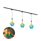 Zwarte rail met drie hanglampen en blauw-groene glazen bollen