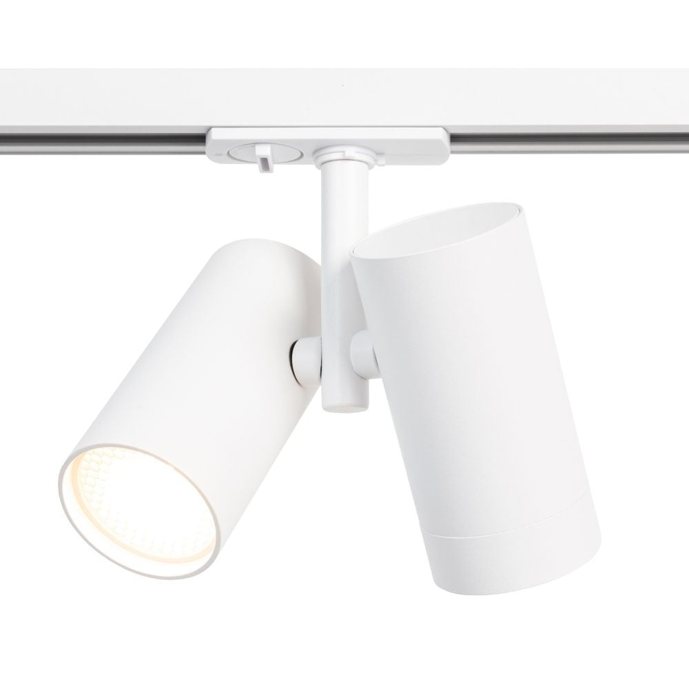 Witte dubbele railspot met twee kappen en ronde LED-koplamp, gemonteerd op rail