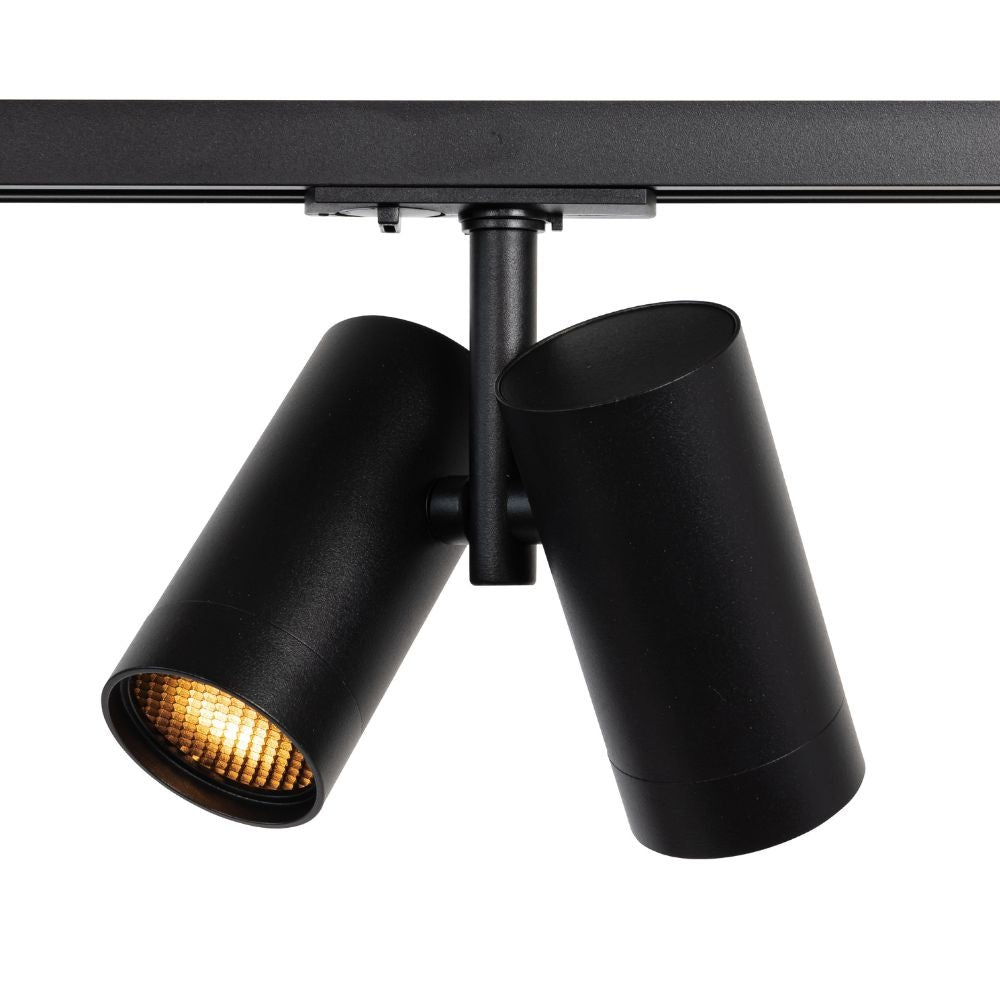 Dubbele zwarte GU10 railspot op rail met twee kappen en warm wit verlichte gloeidraad