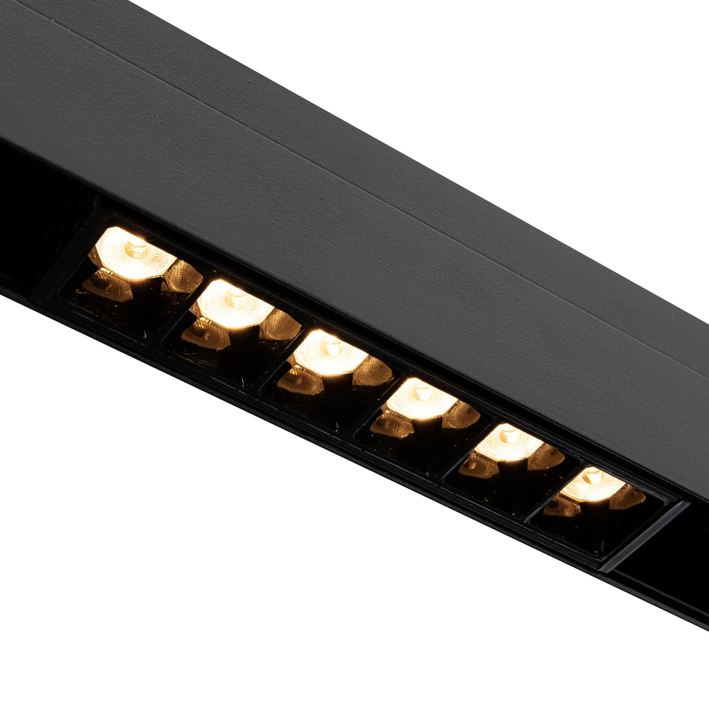 Zwart lineair railarmatuur met 6 brandende LED-spots in open behuizing