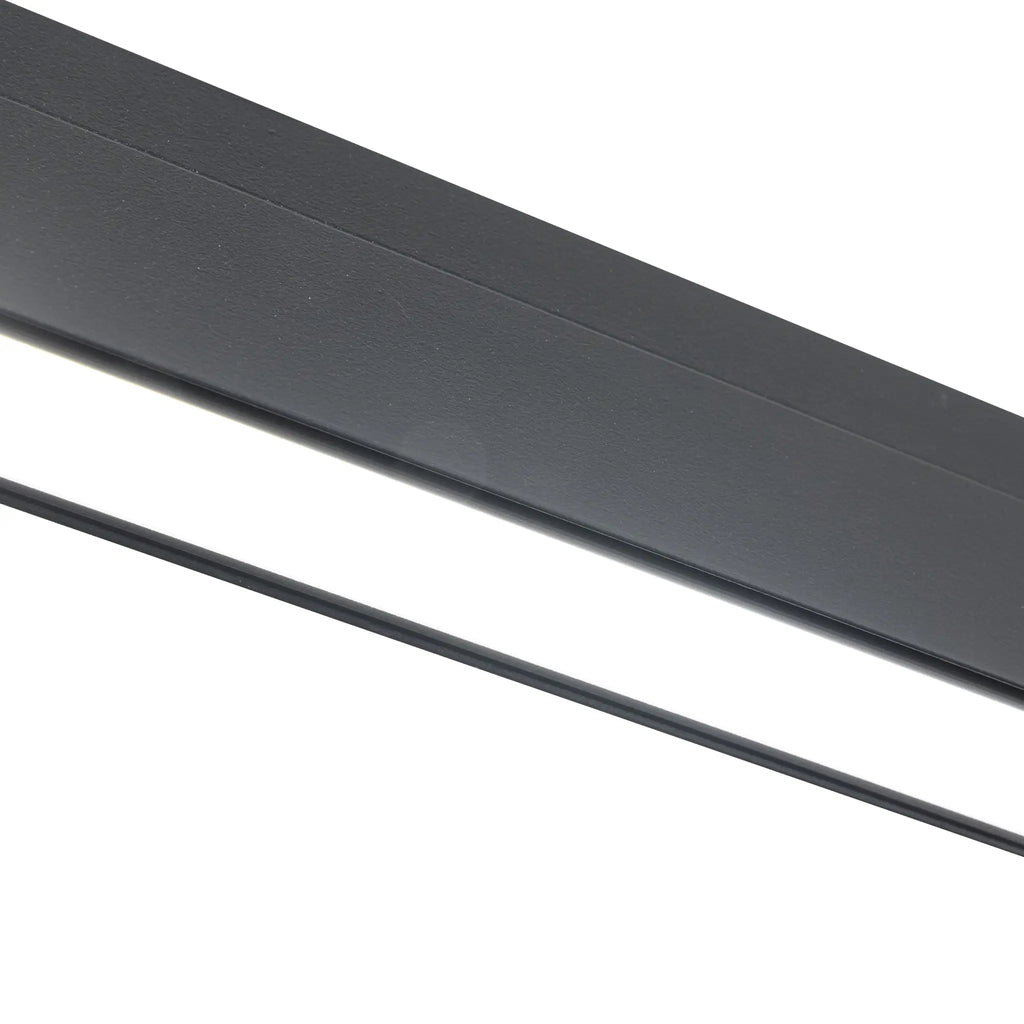 Zwarte lineaire LED-railverlichting, close-up van matte behuizing en lichtdiffuser