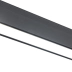 Zwarte lineaire LED-railverlichting, close-up van matte behuizing en lichtdiffuser