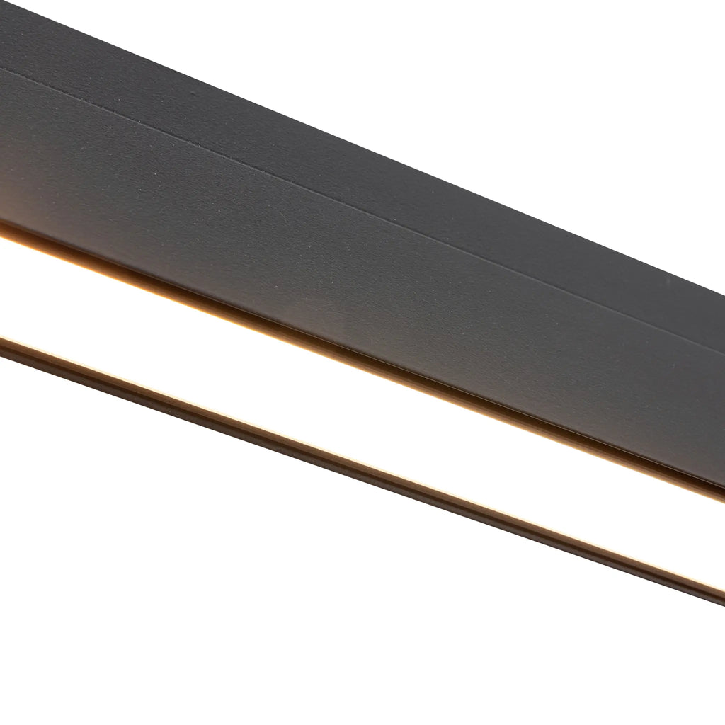 Zwarte LED-strip railarmatuur met close-up van de verlichte balk