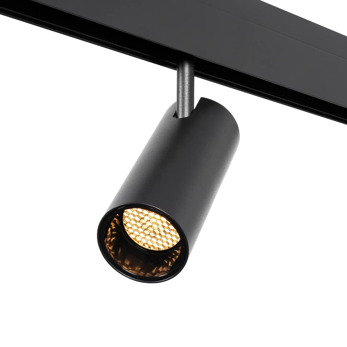 Zwarte railspotlight op rail met verlichte honeycomb-reflector