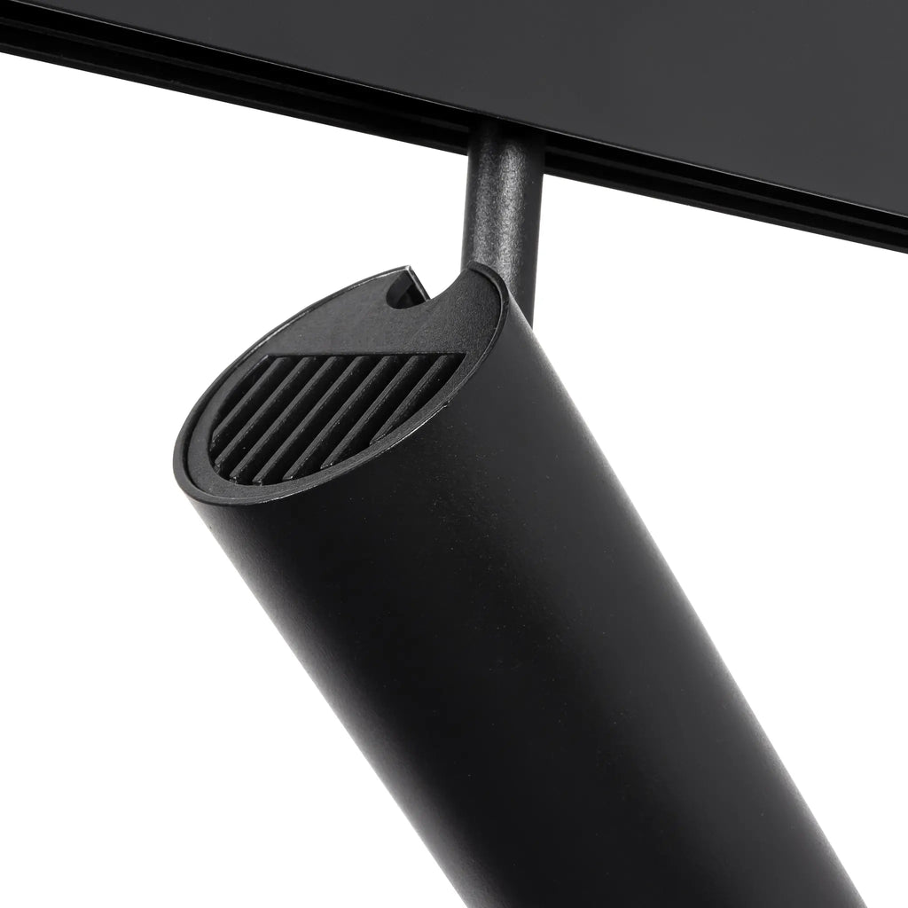 Zwarte railspotkop met ventilatiesleuven aan de zijkant