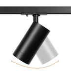 Zwarte spot met scharnierende lichtkap; richting verstelbaar voor gerichte verlichting.