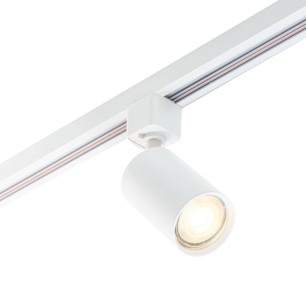 Witte spotarmatuur met ronde lichtkop, gemonteerd op een wit railprofiel.