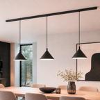 Zwarte conische hanglamp met kap; drie exemplaren aan rail boven tafel